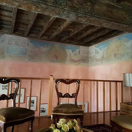 아파트 Elegante Dimora D' Epoca Dal Fascino Retro *